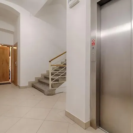 Mezzanine Beds, 10min To Centre With Offsite Parking * براغ