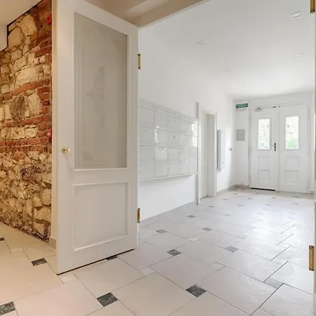 Mezzanine Beds, 10min To Centre With Offsite Parking * Πράγα